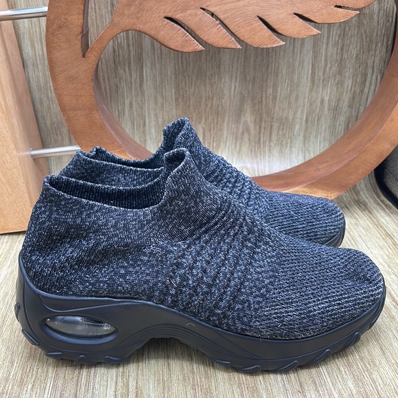 🆕 Slip-on Knit Sneakers with Air Cushion Heel - 9 (grey/black) - Picture 3 of 6